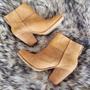 VGUC Vince Camuto tan suede ankle booties, sz 8.5